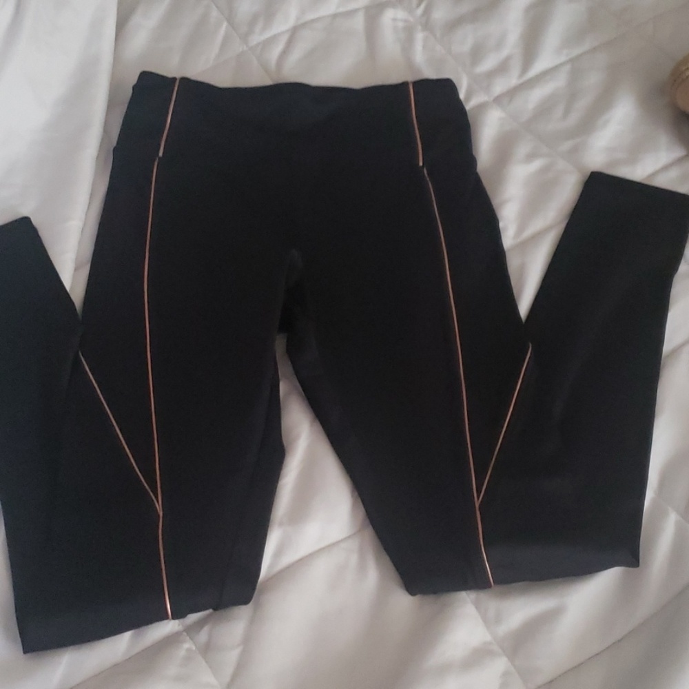 Black seamless leggings with gold detailing